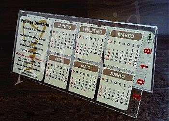 Calendário de mesa com porta cartão